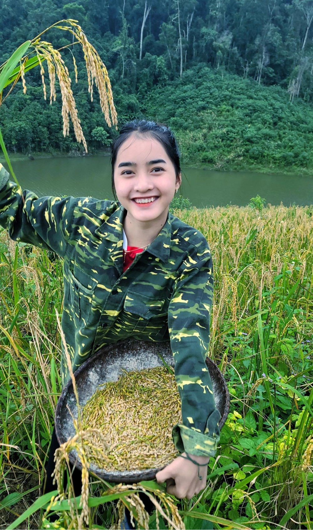 Yona Cươn: Cô gái vùng cao gầy gò, mộc mạc ngày càng xinh đẹp, hút hồn với gần 7 triệu người theo dõi - ảnh 1