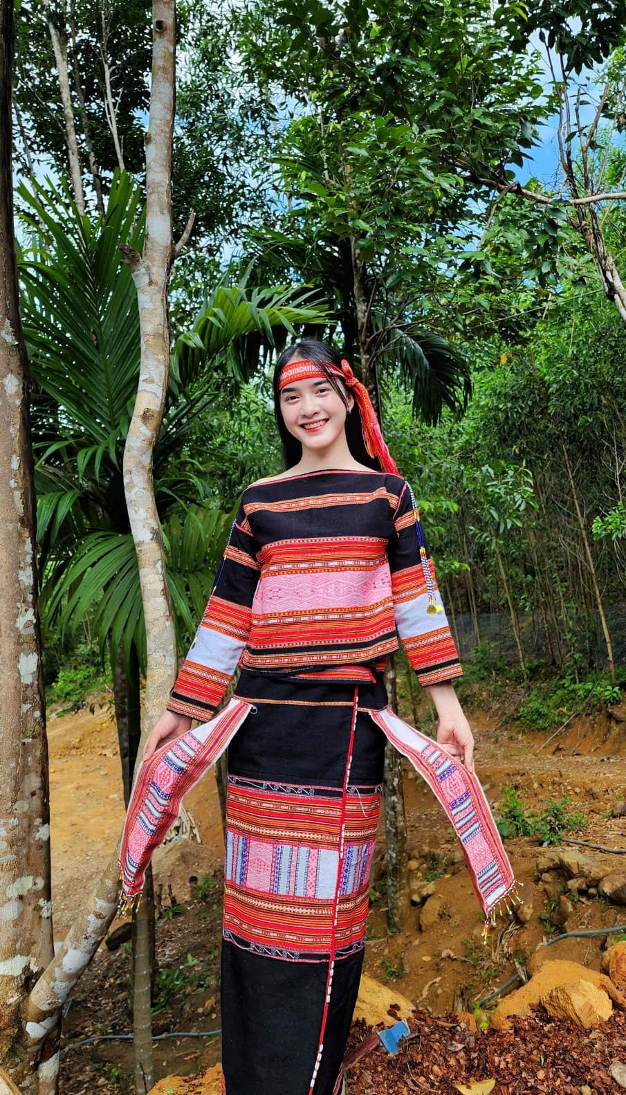 Cận cảnh nhan sắc xinh đẹp trong sáng của bông hoa núi rừng Bana Yona Cươn ở tuổi 22 - ảnh 9