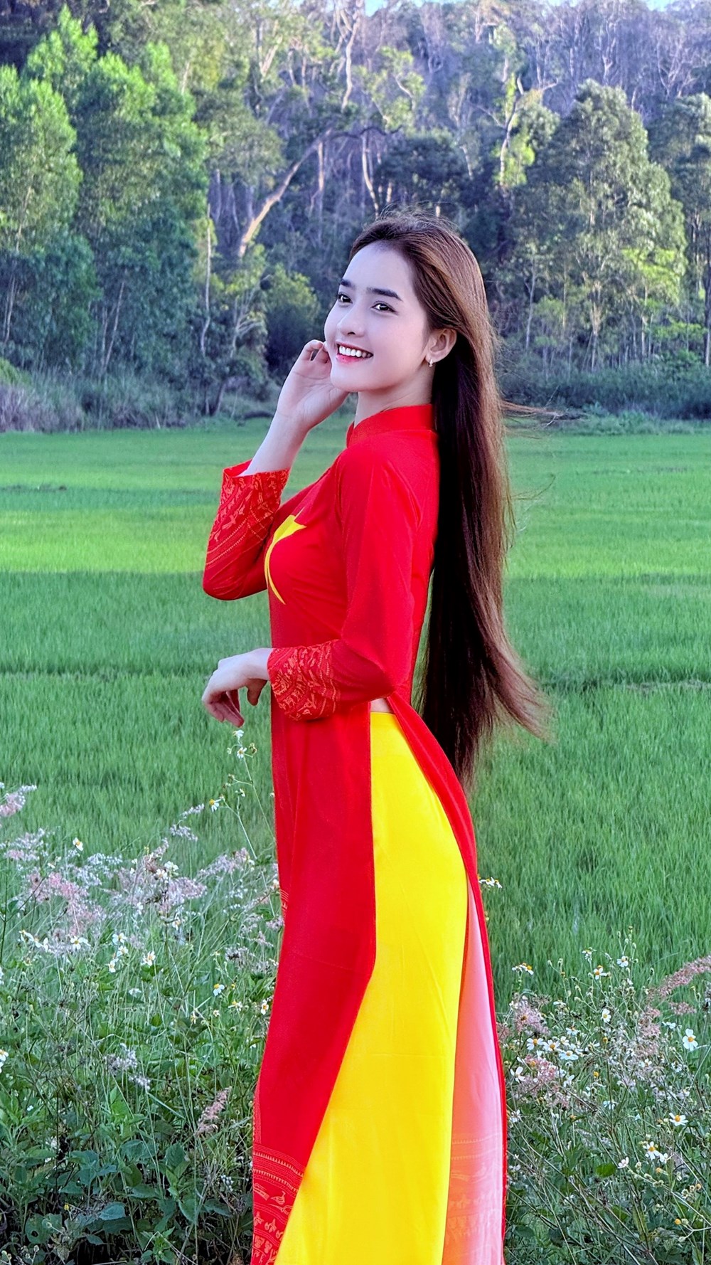 Cận cảnh nhan sắc xinh đẹp trong sáng của bông hoa núi rừng Bana Yona Cươn ở tuổi 22 - ảnh 8