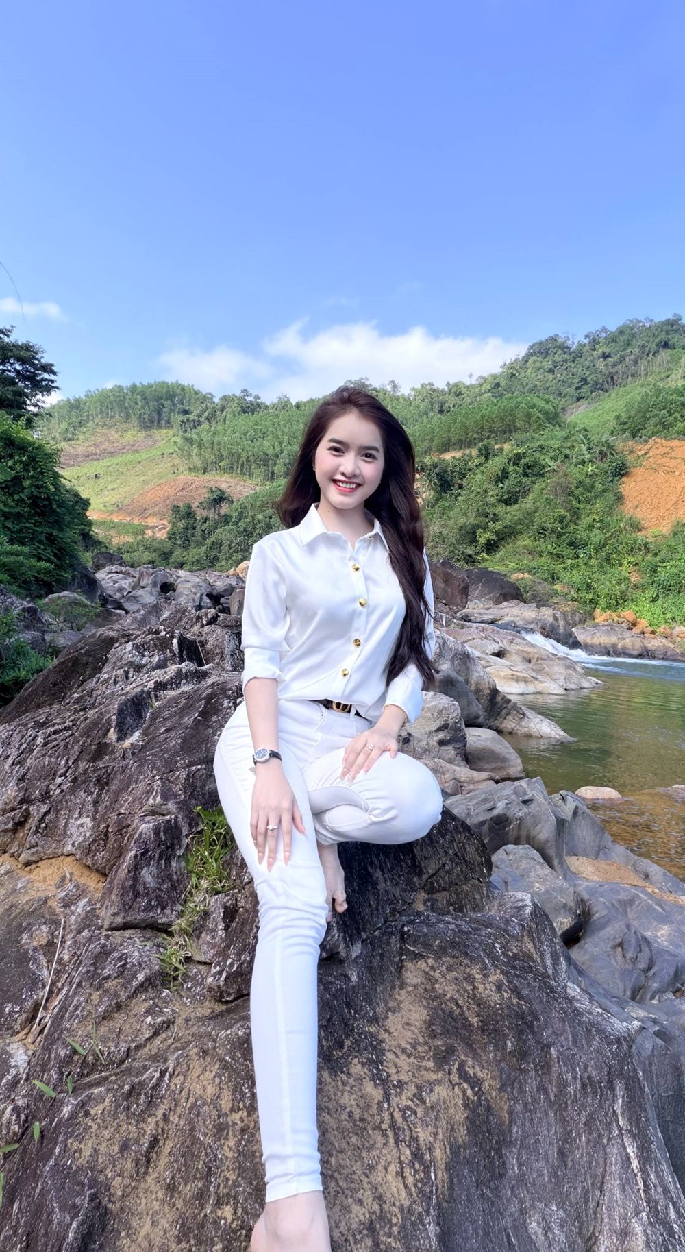 Cận cảnh nhan sắc xinh đẹp trong sáng của bông hoa núi rừng Bana Yona Cươn ở tuổi 22 - ảnh 3