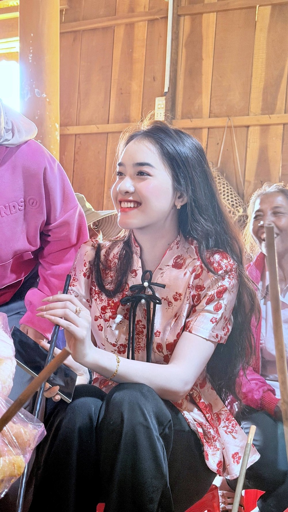 Cận cảnh nhan sắc xinh đẹp trong sáng của bông hoa núi rừng Bana Yona Cươn ở tuổi 22 - ảnh 4