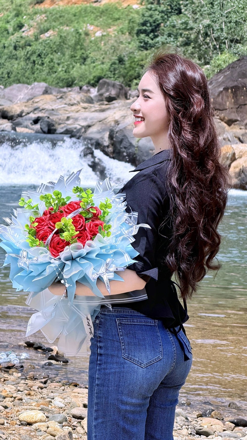 Cận cảnh nhan sắc xinh đẹp trong sáng của bông hoa núi rừng Bana Yona Cươn ở tuổi 22 - ảnh 2