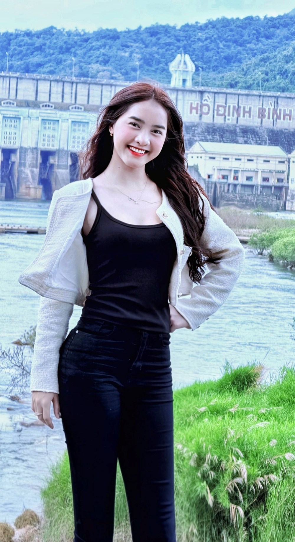 Cận cảnh nhan sắc xinh đẹp trong sáng của bông hoa núi rừng Bana Yona Cươn ở tuổi 22 - ảnh 10