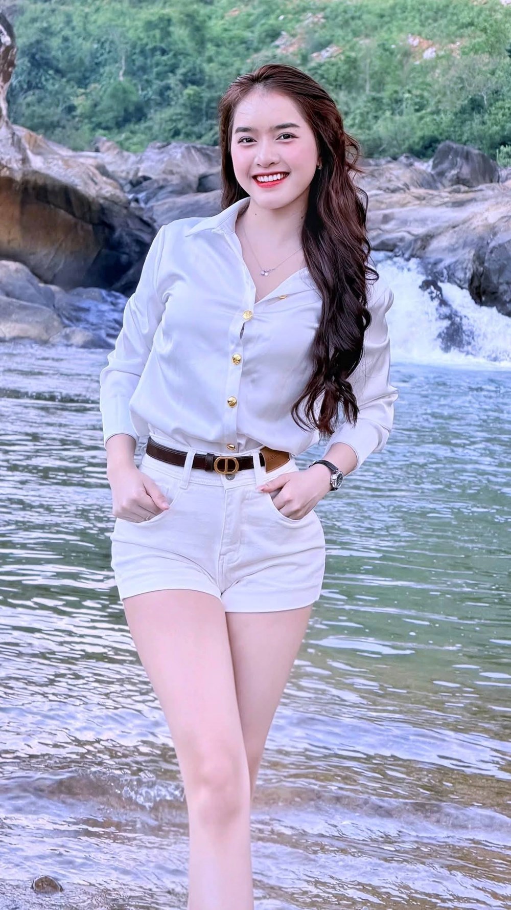 Cận cảnh nhan sắc xinh đẹp trong sáng của bông hoa núi rừng Bana Yona Cươn ở tuổi 22 - ảnh 1