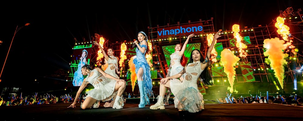 Fenni Phan Ngân gây sốt khi hát ở quán ăn, nhan sắc nổi bật thu hút mọi ánh nhìn - ảnh 4