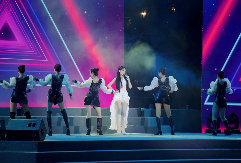 Fenni Phan Ngân gây sốt khi hát ở quán ăn, nhan sắc nổi bật thu hút mọi ánh nhìn - ảnh 5