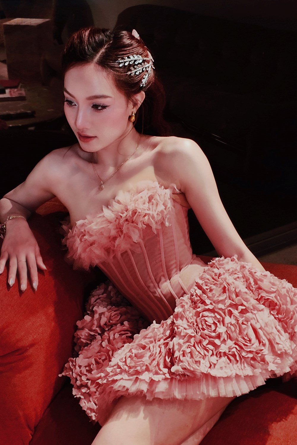 Fenni Phan Ngân gây sốt khi hát ở quán ăn, nhan sắc nổi bật thu hút mọi ánh nhìn - ảnh 1