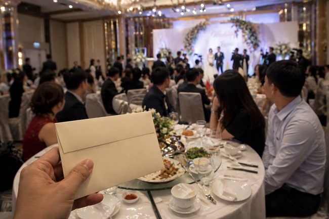 Đi đám cưới ở khách sạn mừng 1 triệu đồng, câu nói khiến khách “nghẹn họng” về úp mì tôm ăn tối - ảnh 1