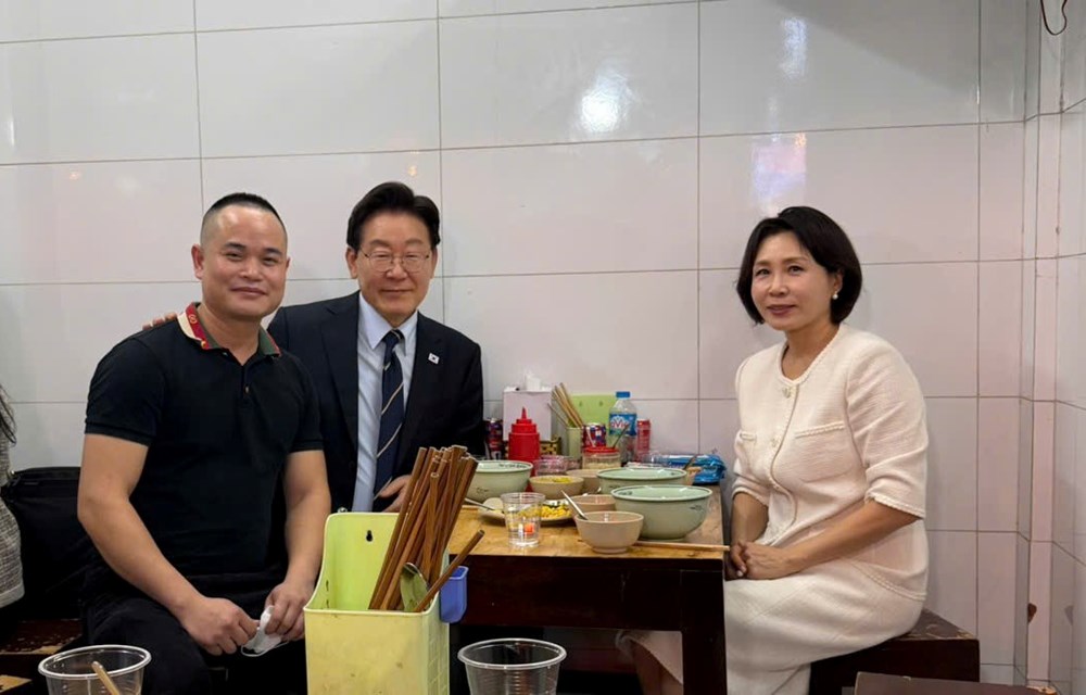 Clip Tổng thống Hàn Quốc mua miếng dán tủ lạnh trong cửa hàng lưu niệm trên phố Hà Nội - ảnh 2