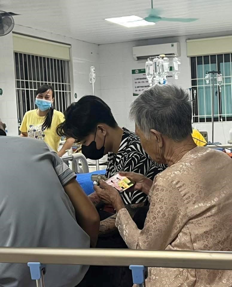 Bà “quậy tung phòng bệnh”, cách giải quyết của cháu trai khiến ai cũng nể - ảnh 1