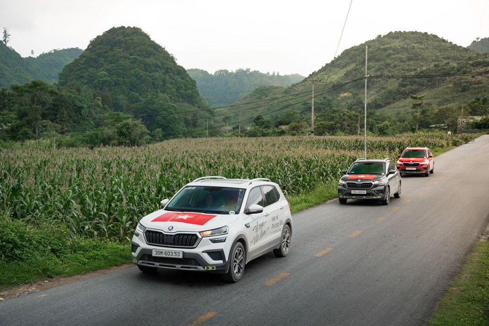 “Đặt lốp” đến 4 điểm cực Việt Nam bằng Skoda Kushaq, người lái nhận xét: Đi đường đá sỏi, lộ rõ chất xe - ảnh 1