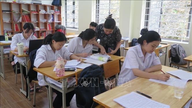 Giờ ôn thi trên lớp của học sinh Trường THPT Dân tộc nội trú tỉnh Lào Cai.