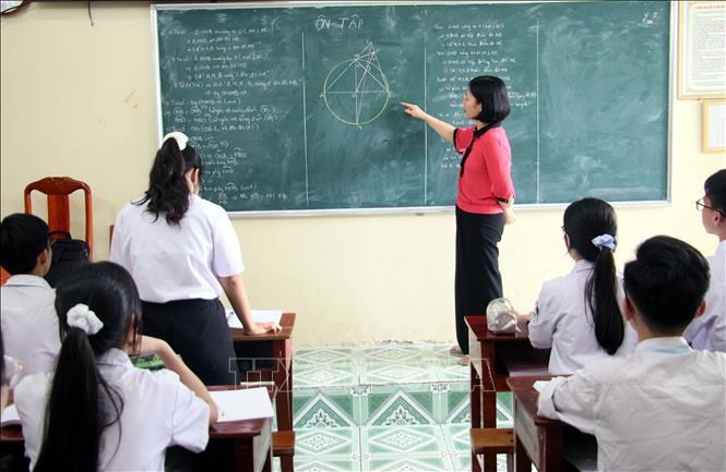 Cô và trò Trường THCS Trần Huy Liệu (Vụ Bản, Nam Định) chữa đề ôn tập kiến thức,\nchuẩn bị cho kỳ thi tuyển sinh vào lớp 10 THPT.