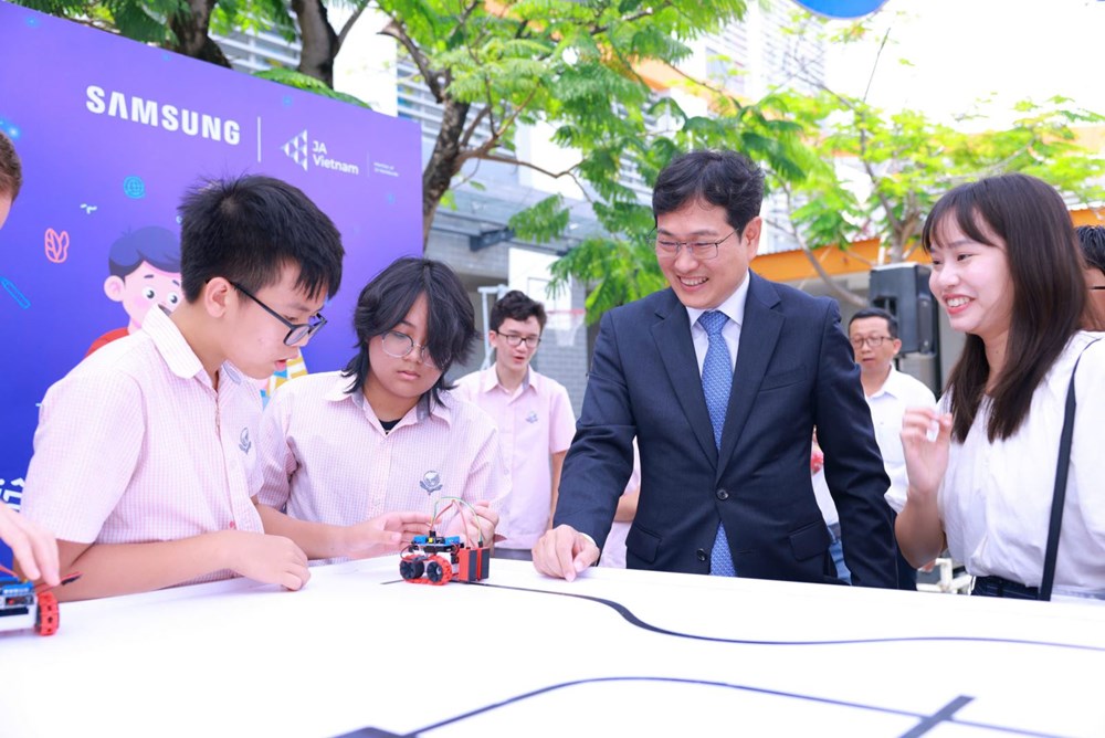 Các em học sinh tham gia trải nghiệm hoạt động sáng tạo Robot bên lề sự kiện.