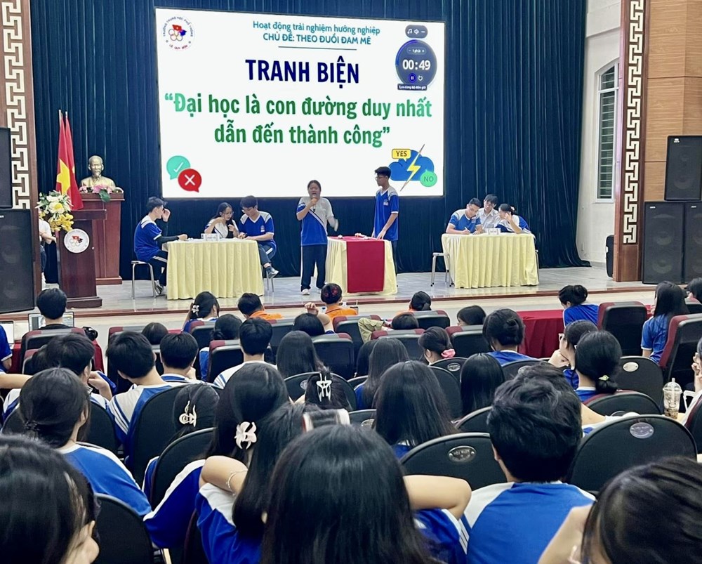 Học sinh lớp 12 tìm hiểu, thảo luận thông tin về thi tốt nghiệp và học đại học.