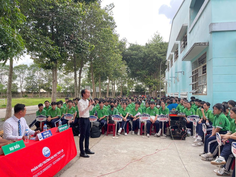 Đại diện Phân hiệu Trường Đại học Thủy lợi tư vấn ngành nghề cho học sinh phổ thông. Ảnh: HP