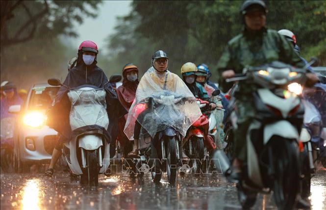 Thủ đô Hà Nội chiều tối và đêm có mưa rào, dông vài nơi. Ảnh: TTXVN