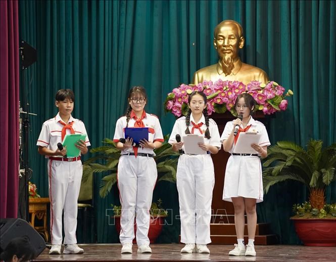 Nhóm đại biểu thiếu nhi trình bày ý kiến.