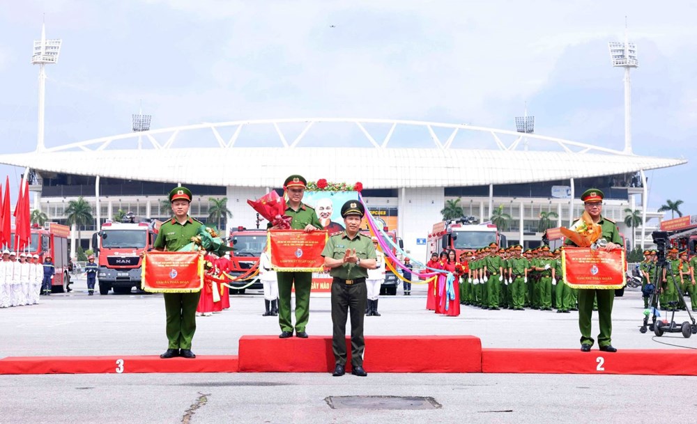 Trung tướng Lê Văn Tuyến, Thứ trưởng Bộ Công an trao giải nhất toàn đoàn cho Công an Hà Nội. Ảnh: Trọng Kiên/TTXVN