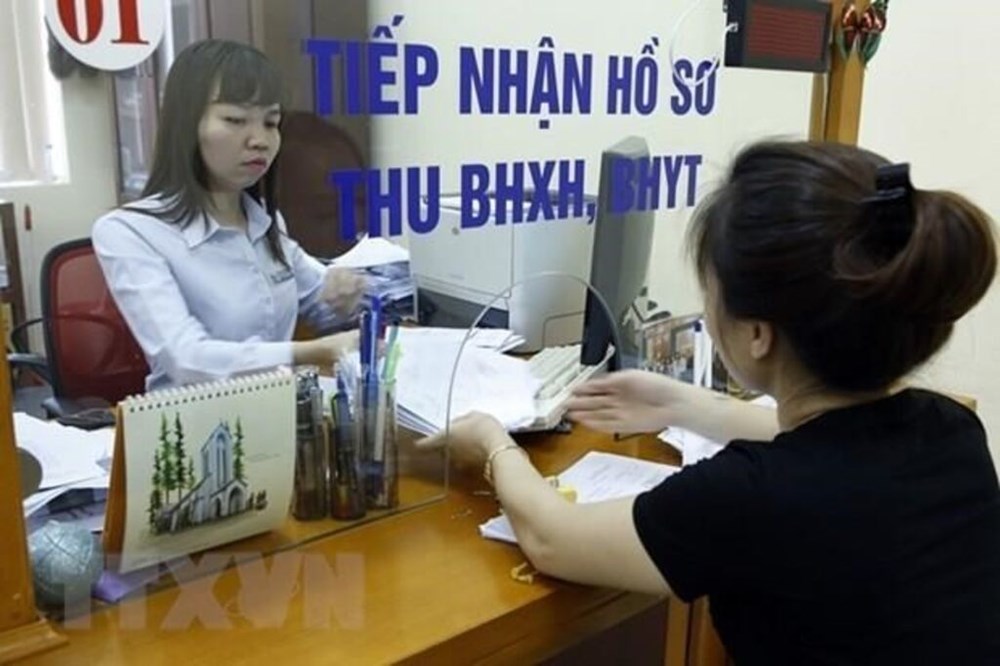Giải quyết chế độ bảo hiểm xã hội cho người dân. Ảnh: TTXVN