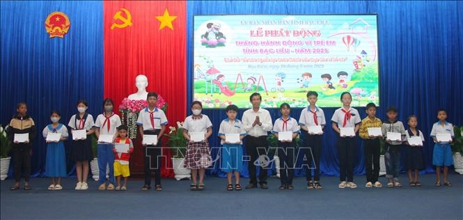 Đại diện lãnh đạo Sở Y tế tỉnh Bạc Liêu tặng quà cho trẻ em có hoàn cảnh khó khăn. Ảnh: Chanh Đa/TTXVN