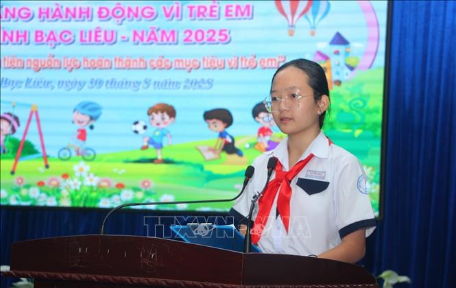 Em Võ Ngọc Anh Thi (học sinh lớp 7 trường THCS Võ Thị Sáu, thành phố Bạc Liêu) phát biểu tại buổi lễ. Ảnh: Chanh Đa/TTXVN