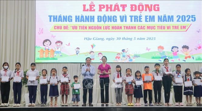 Tặng quà thiếu nhi có hoàn cảnh khó khăn tại buổi lễ. Ảnh: Hồng Thái/TTXVN