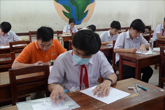 Các thí sinh làm thủ tục dự thi trong Kỳ thi tuyển sinh lớp 10 Trung học Phổ thông năm học 2023 - 2024 tại Đà Nẵng. Ảnh tư liệu: TTXVN