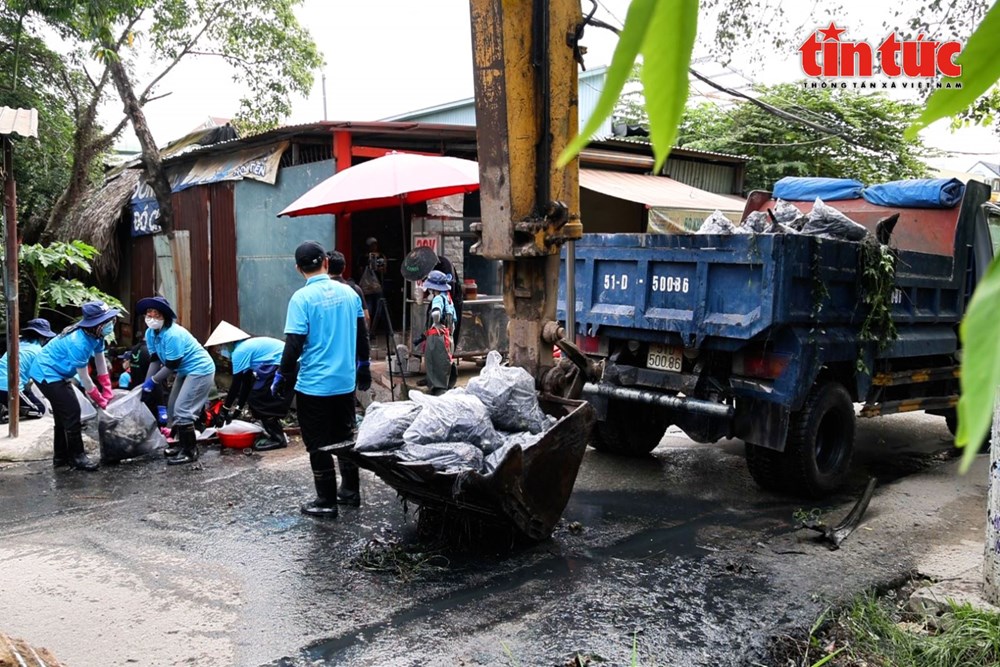 Nhóm bạn trẻ dọn sạch dòng kênh đen để lan tỏa lối sống xanh - ảnh 7