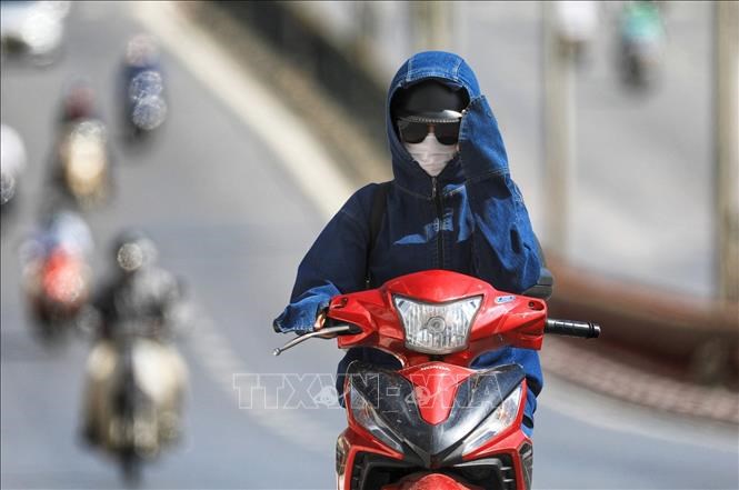 Trưa 1.6, nhiều nơi ở Bắc Bộ và Trung Bộ nắng nóng trên 39 độ C. Ảnh TTXVN.