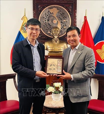 Giáo sư, Tiến sĩ Từ Minh Phương tặng quà lưu niệm cho Đại sứ Việt Nam tại Venezuela Vũ Trung Mỹ. Ảnh: TTXVN phát
