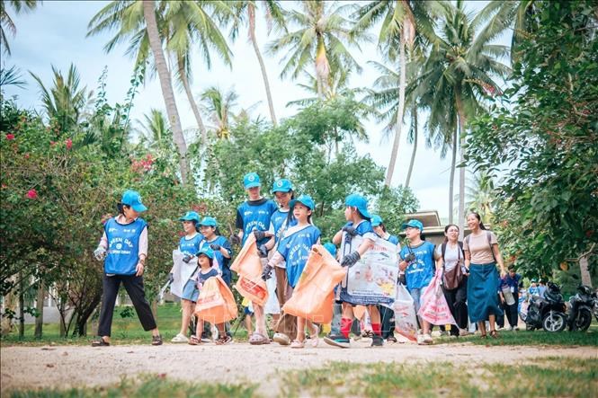 Nhiều em nhỏ tham gia cuộc thi nhặt rác và phân loại rác. Ảnh: TTXVN phát