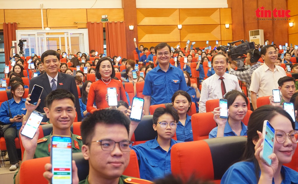 Các đại biểu cùng các đoàn viên, thanh niên... sôi nổi hưởng ứng cuộc thi.