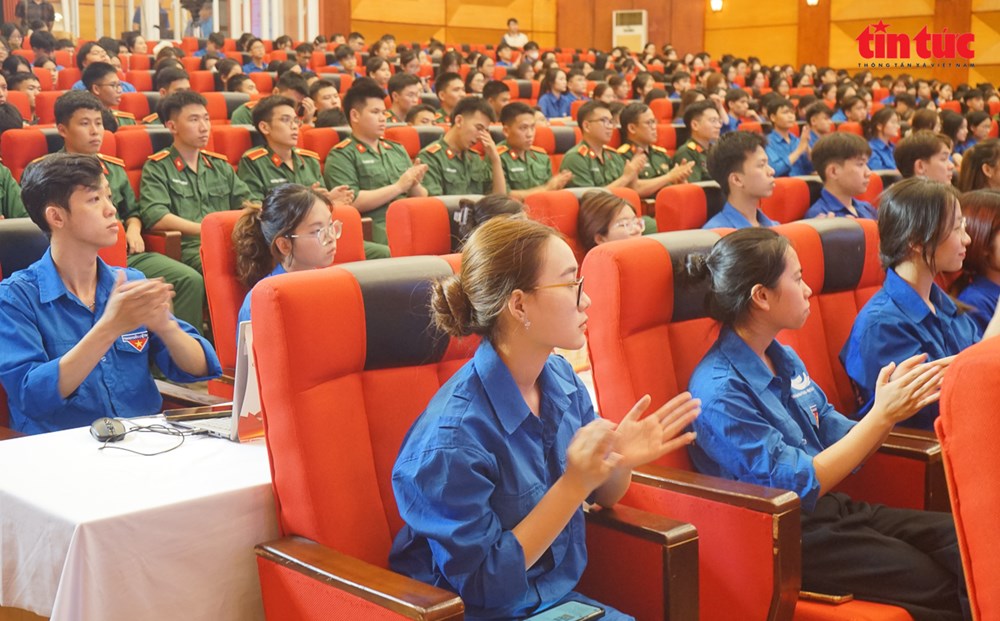 Các đoàn viên, thanh niên, sinh viên... tham dự lễ phát động.