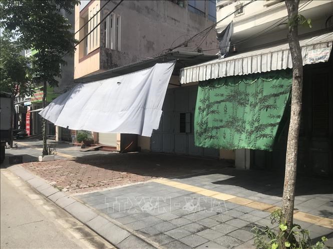 Nhiều gia đình phải căng vải trước cửa nhà để tránh nắng nóng.