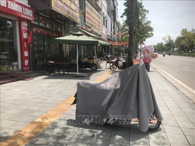 Xe máy phải phủ chăn để tránh nắng và nhiệt độ cao.
