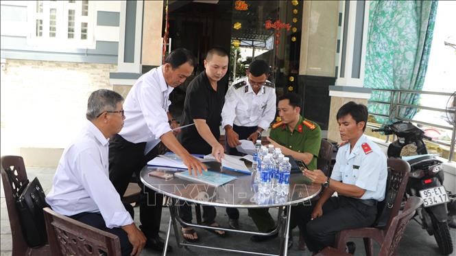 Kiểm tra tại cơ sở giết mổ gia súc V.N (huyện Phụng Hiệp).