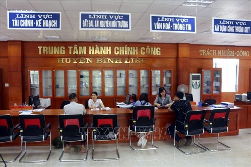 Người dân đến làm thủ tục tại Trung tâm Hành chính công huyện Bình Liêu, Quảng Ninh. Ảnh tư liệu: Đức Hiếu/TTXVN