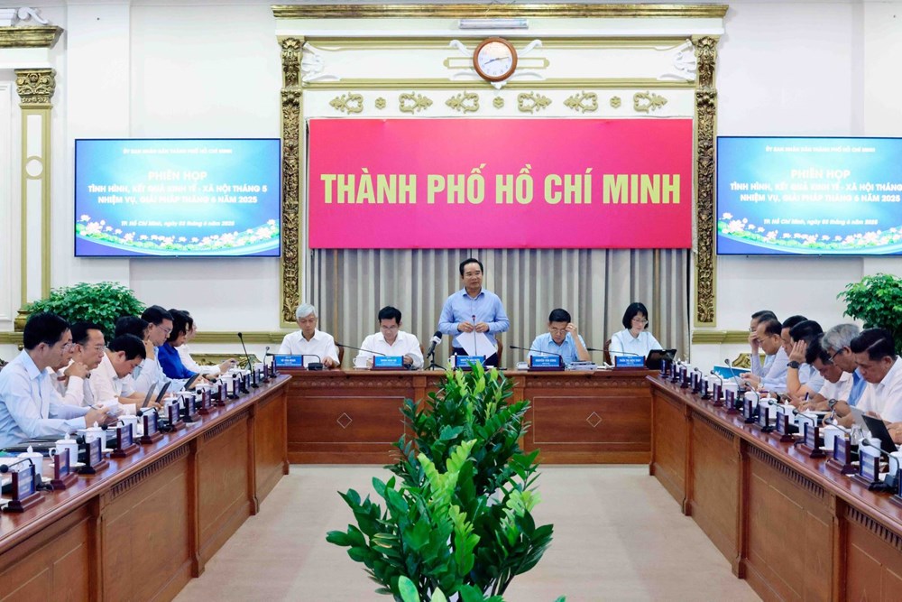 Quang cảnh phiên họp về kinh tế - xã hội tháng 5 và 5 tháng đầu năm 2025.