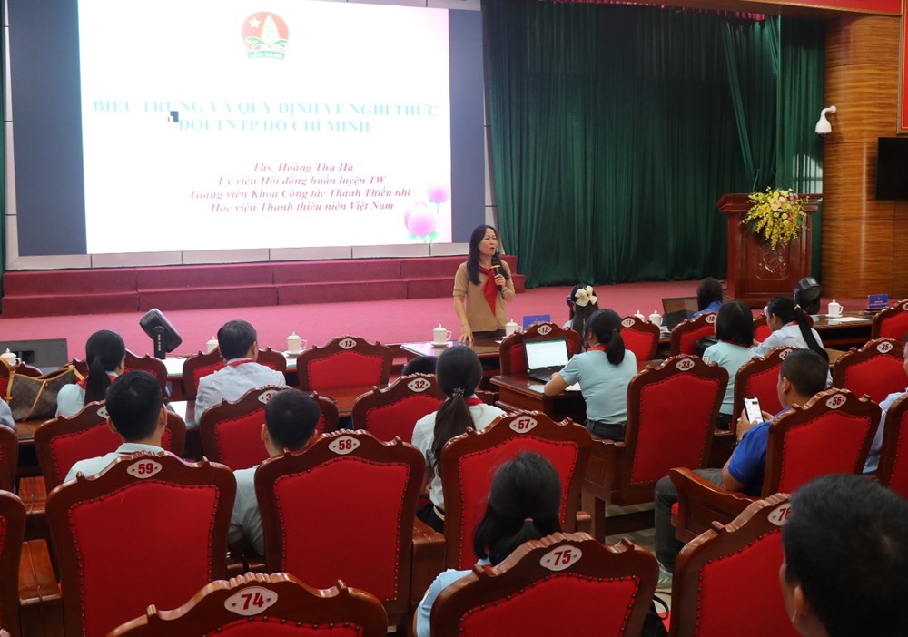 Giảng viên Hoàng Thu Hà hướng dẫn tại Trại huấn luyện.