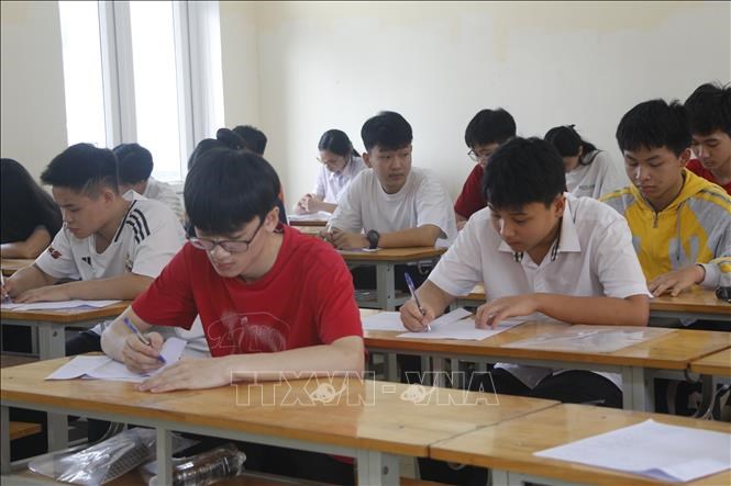 39.000 thí sinh bắt đầu làm bài thi đầu tiên là môn Ngữ Văn. Ảnh: Bích Huệ/TTXVN