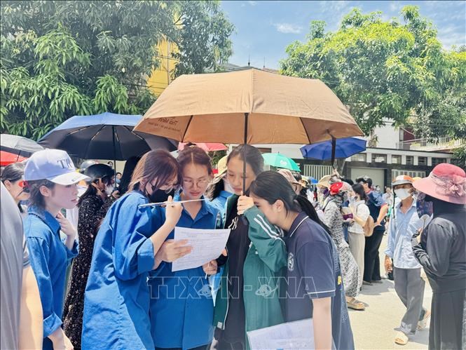 Thí sinh đối chiếu kết quả sau khi làm bài thi môn Tiếng Anh.