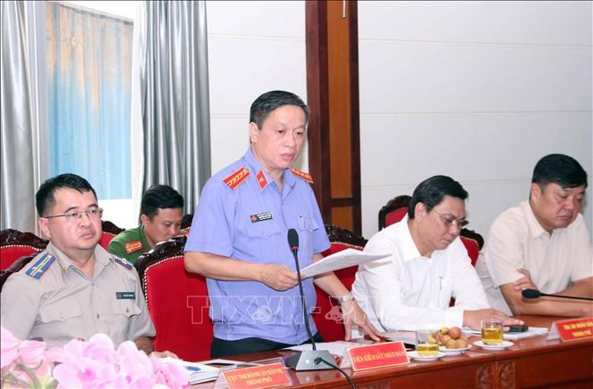 Ông Nguyễn Anh Tuấn, Phó Viện trưởng VKSND TP Hồ Chí Minh báo cáo tình hình triển khai Luật Thi hành án dân sự trên địa bàn Thành phố.