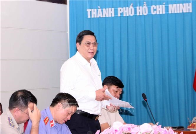 Ông Phùng Văn Hải, Phó Chánh án Tòa án nhân dân TP Hồ Chí Minh báo cáo tình hình phối hợp triển khai Luật Thi hành án dân sự trên địa bàn Thành phố.