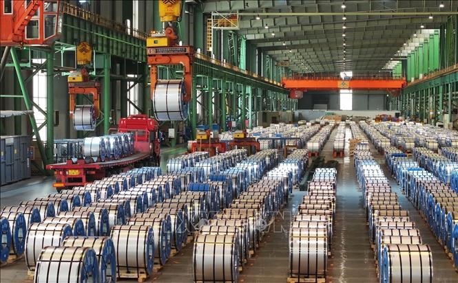 Thép thành phẩm tại nhà máy của Công ty sắt thép Shougang Jingtang United ở thị trấn Đường Sơn, tỉnh Hà Bắc, Trung Quốc. Ảnh: THX/TTXVN