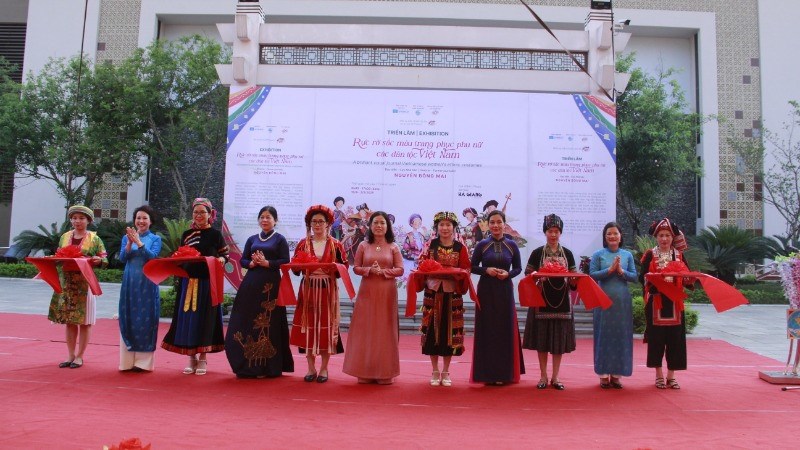 Cắt băng khai trương trưng bày, giới thiệu trang phục các dân tộc và cuốn sách “Du khảo: Rực rỡ trang phục phụ nữ các dân tộc Việt Nam.