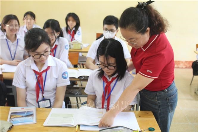 Cô và trò khối lớp 9 Trường THCS Chùa Hang II (Thành phố Thái Nguyên) trong giờ ôn tập trên lớp. Ảnh: Hoàng Nguyên/TTXVN