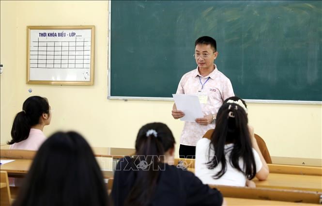 Các thí sinh nghe cán bộ coi thi đọc, phổ biến quy chế thi tại điểm thi trường THPT Việt Trì, tỉnh Phú Thọ, ngày 02.06. Ảnh: Tạ Toàn/TTXVN