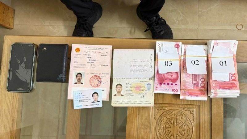 Tiền giả và giấy tờ của đối tượng Bạch Dũng (Trung Quốc) bị phát hiện, bắt giữ.