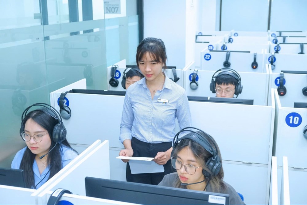 Thí sinh dự thi tại điểm thi của Tổ chức Giáo dục IIG Việt Nam. Ảnh: HD